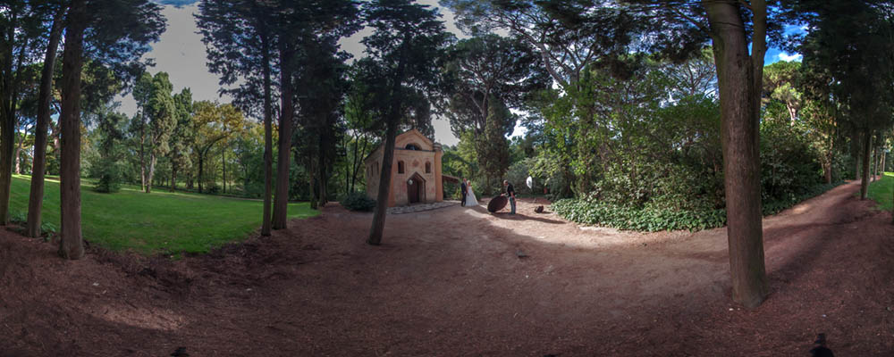Panorámica 360º, esférica, de la ermita del parque del Capricho, con una pareja de novios fotografiandose, Madrid
