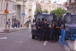 Mayo de 2011. Los antidisturbios custodiando las puertas del Congreso de los diputados. Madrid