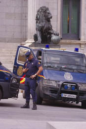 Mayo de 2011. Los antidisturbios custodiando las puertas del Congreso de los diputados. Madrid